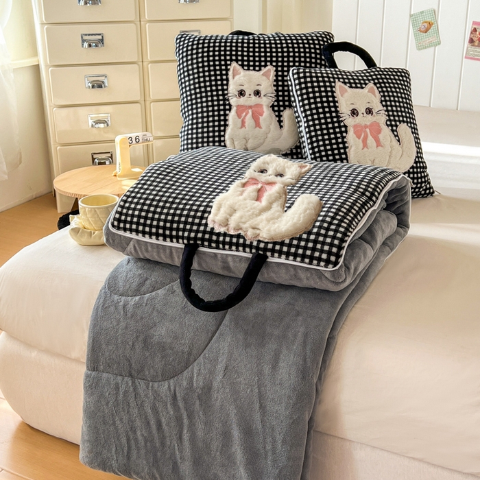 91家纺网 家纺一手货源 找家纺 番茄+ 2025新款牛奶绒哈基米抱枕被 哈基米-格黑