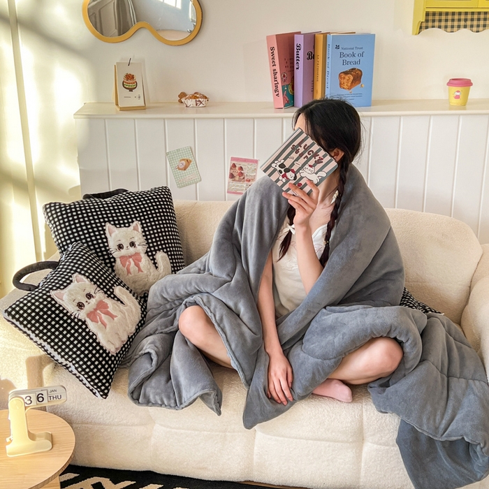 91家纺网 家纺一手货源 找家纺 番茄+ 2025新款牛奶绒哈基米抱枕被 哈基米-格黑