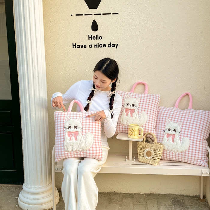 91家纺网 家纺一手货源 找家纺 番茄+ 2025新款牛奶绒哈基米抱枕被 组合图-外景