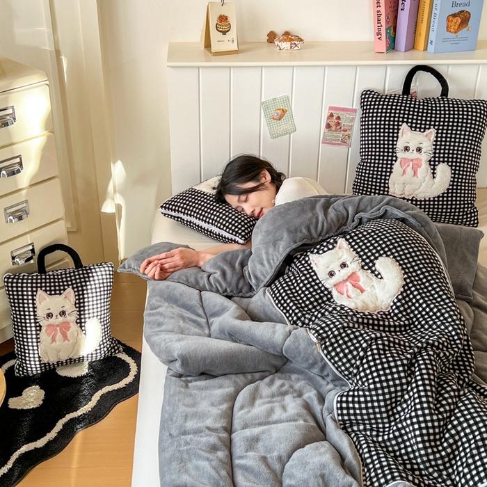 91家纺网 家纺一手货源 找家纺 番茄+ 2025新款牛奶绒哈基米抱枕被 哈基米-格黑