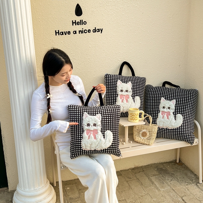 91家纺网 家纺一手货源 找家纺 番茄+ 2025新款牛奶绒哈基米抱枕被 组合图-外景