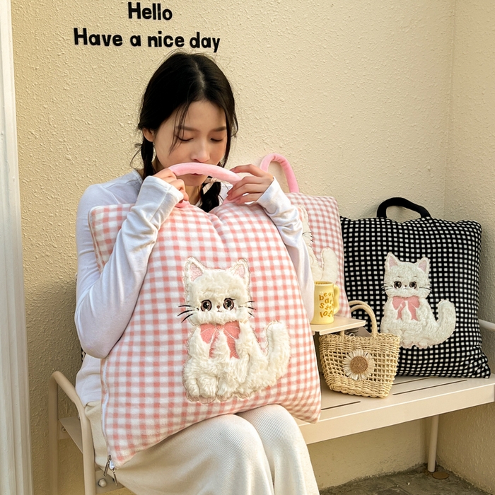 91家纺网 家纺一手货源 找家纺 番茄+ 2025新款牛奶绒哈基米抱枕被 组合图-外景