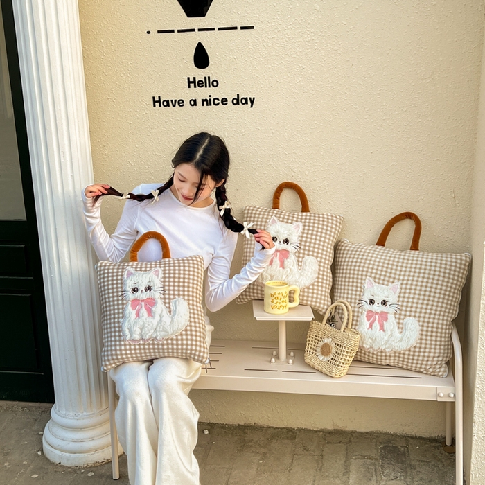 91家纺网 家纺一手货源 找家纺 番茄+ 2025新款牛奶绒哈基米抱枕被 组合图-外景