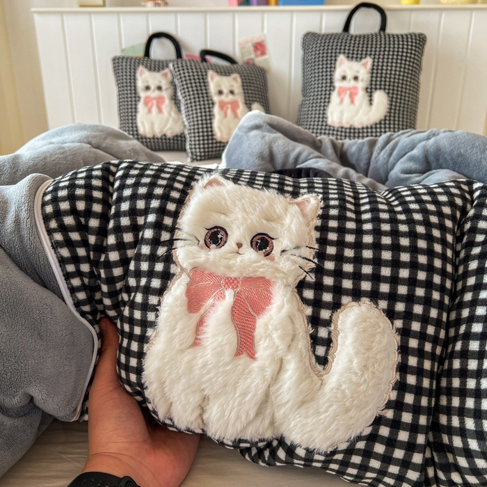 91家纺网 家纺一手货源 找家纺 番茄+ 2025新款牛奶绒哈基米抱枕被 哈基米-格黑