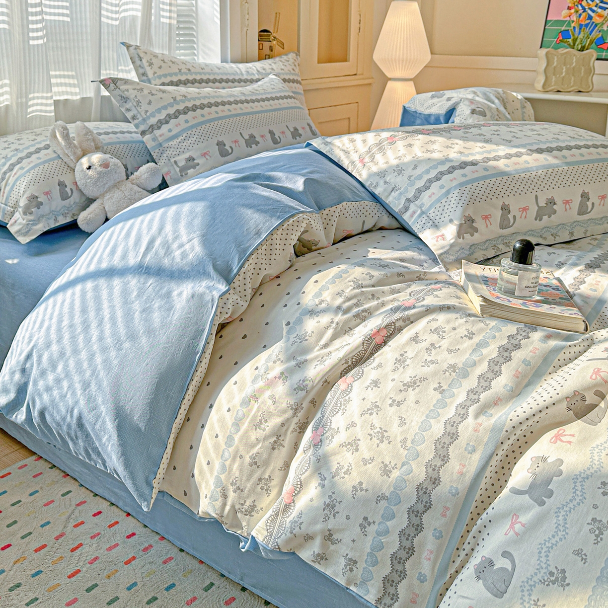 91家纺网 家纺一手货源 找家纺 春雨家居 2026新款全棉印花ins减龄可爱小清新单被套 小猫时光-兰