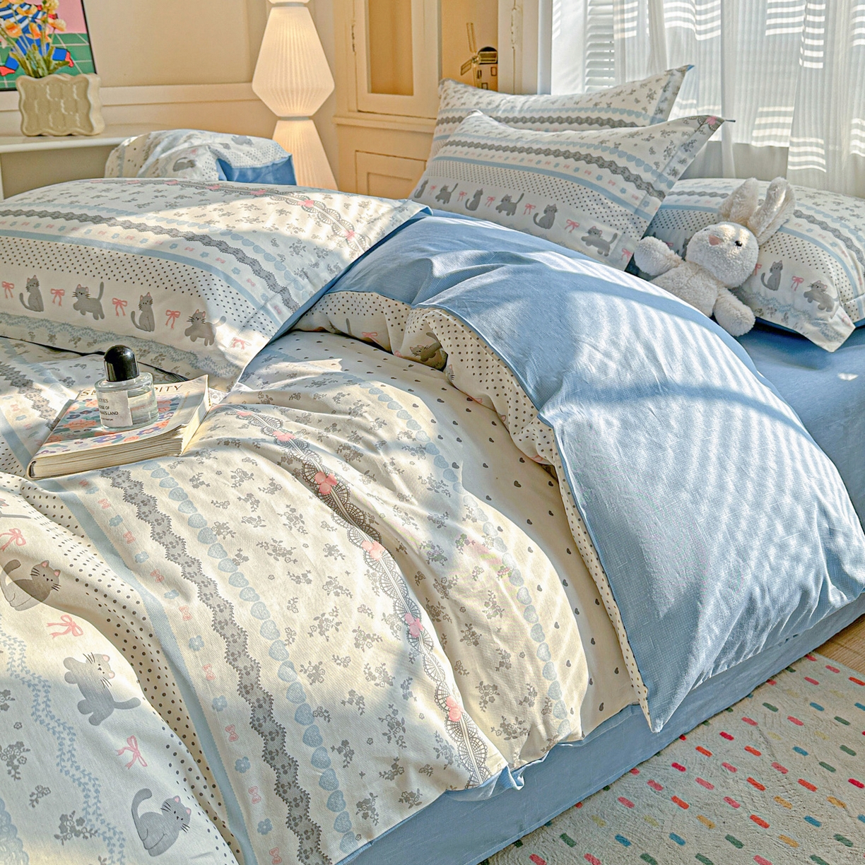 91家纺网 家纺一手货源 找家纺 春雨家居 2026新款全棉印花ins减龄可爱小清新单被套 小猫时光-兰