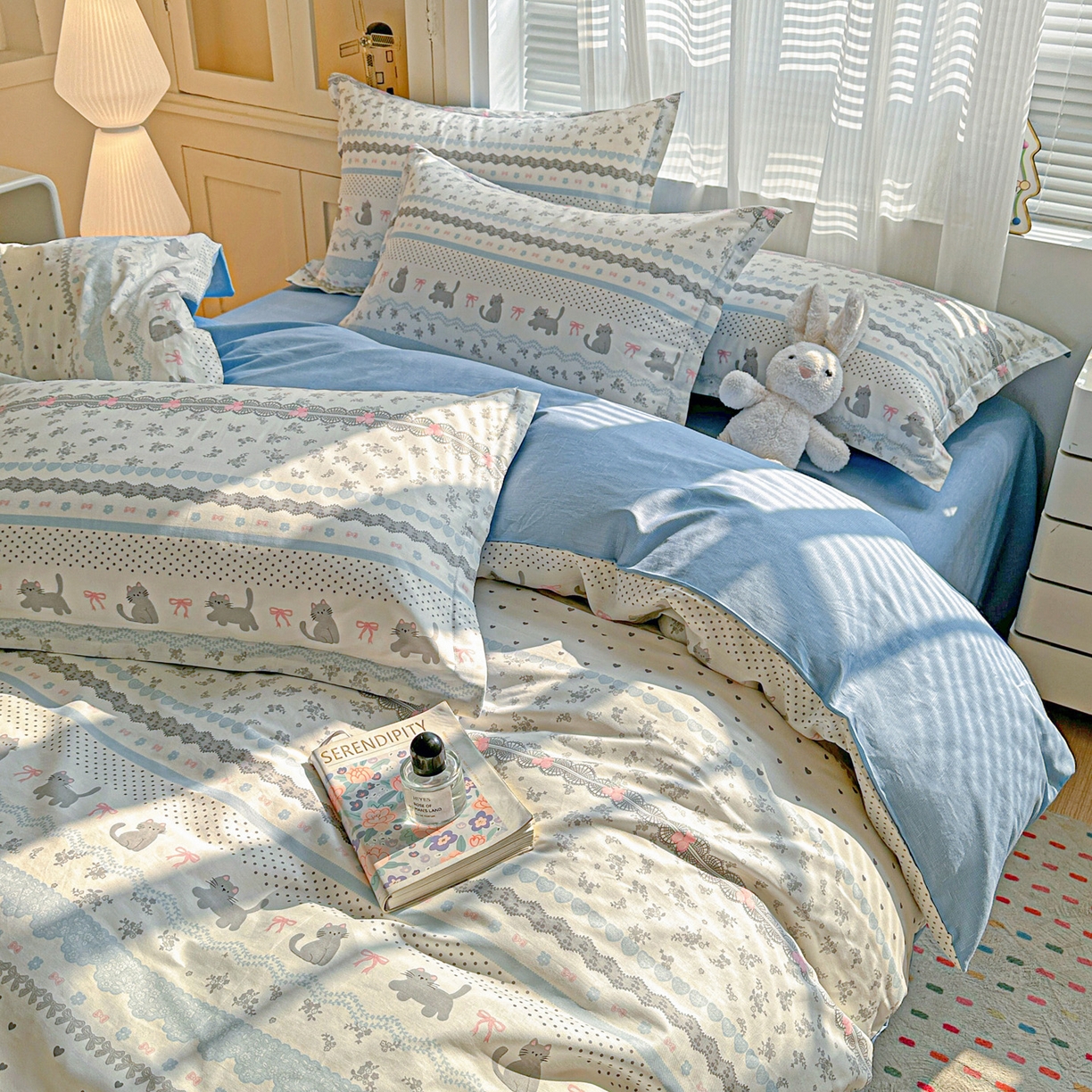 91家纺网 家纺一手货源 找家纺 春雨家居 2026新款全棉印花ins减龄可爱小清新单被套 小猫时光-兰