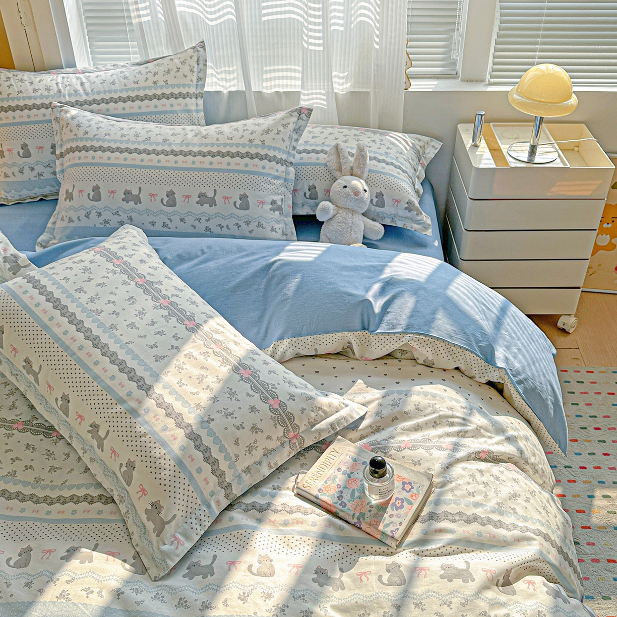 91家纺网 家纺一手货源 找家纺 春雨家居 2026新款全棉印花ins减龄可爱小清新单被套 小猫时光-兰