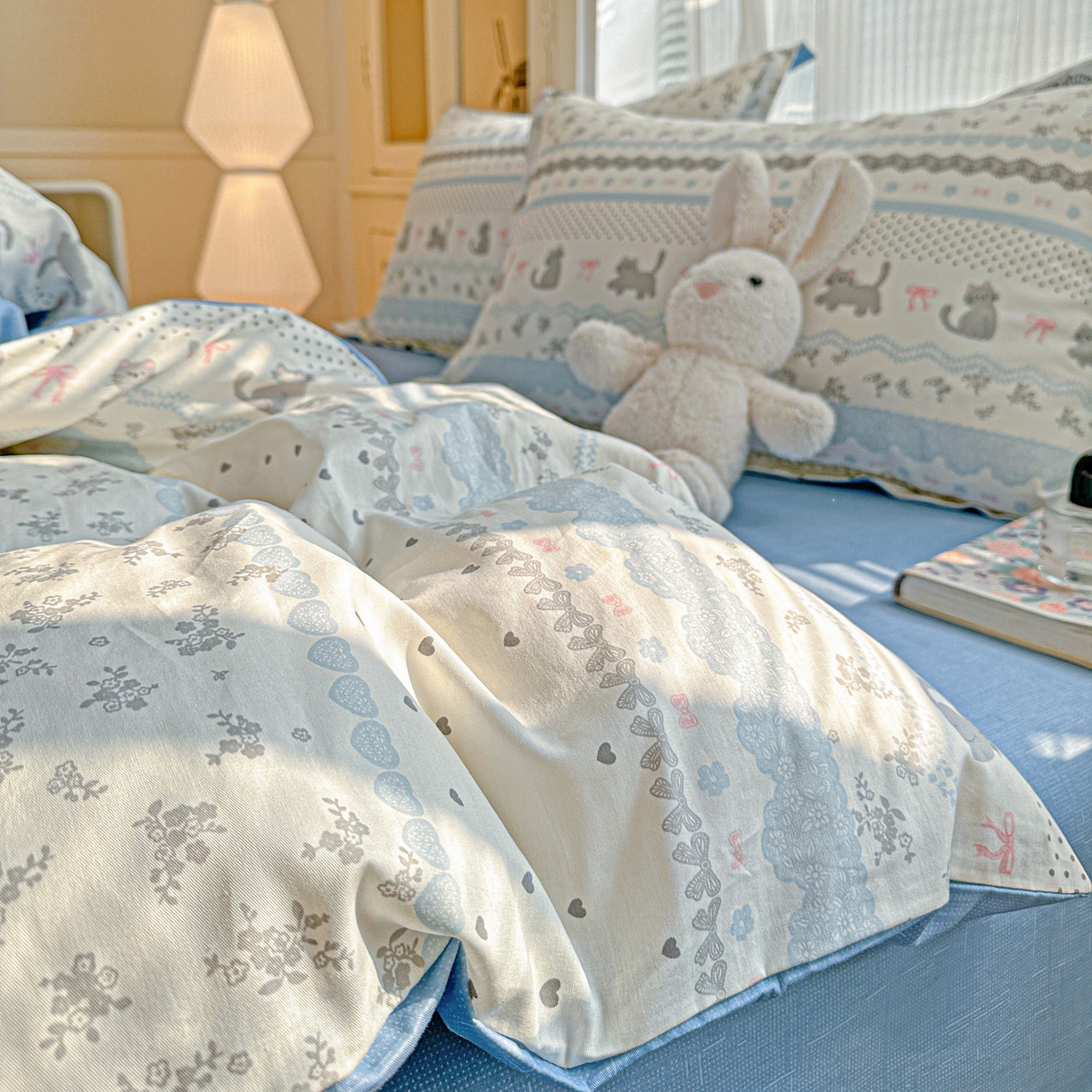 91家纺网 家纺一手货源 找家纺 春雨家居 2026新款全棉印花ins减龄可爱小清新单被套 小猫时光-兰