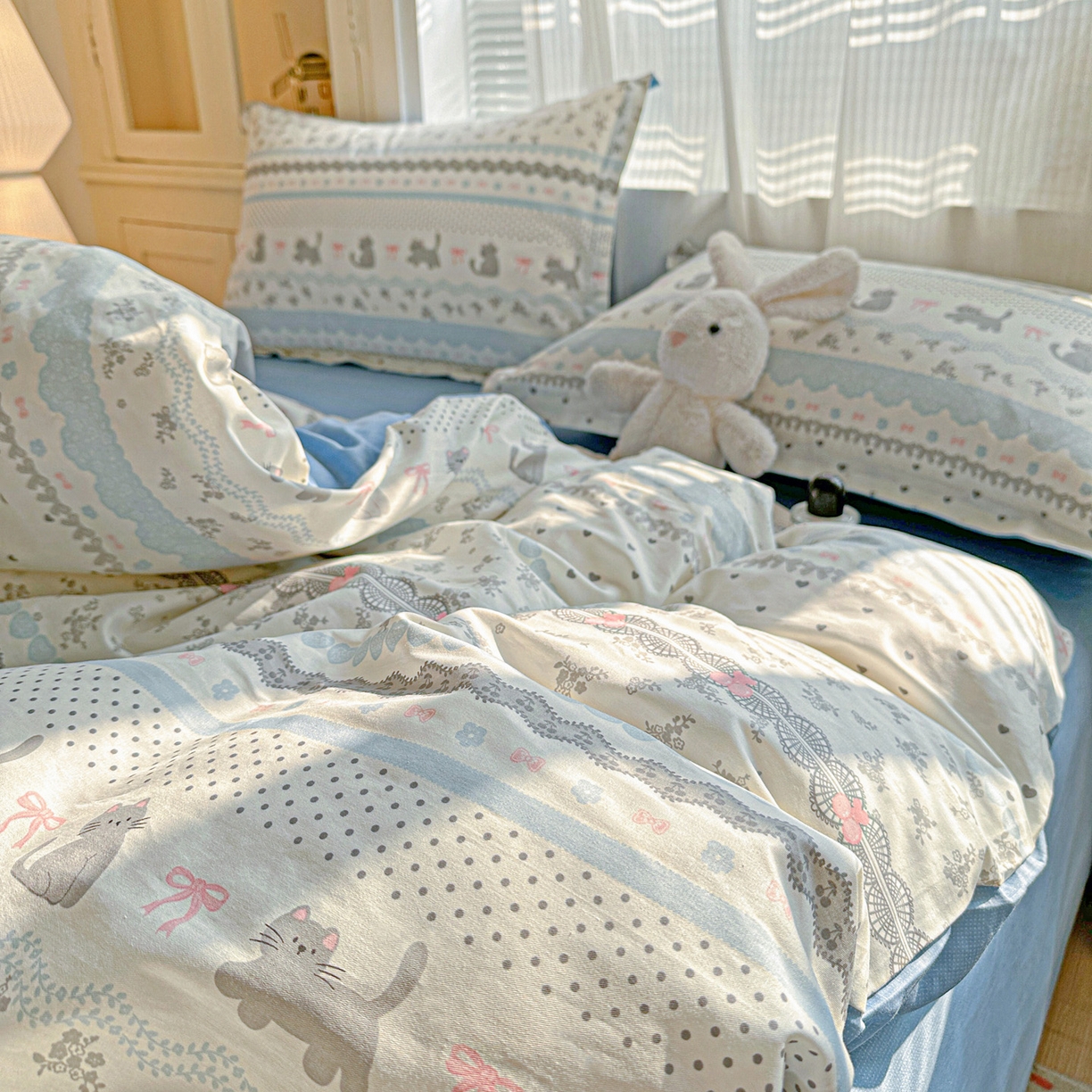 91家纺网 家纺一手货源 找家纺 春雨家居 2026新款全棉印花ins减龄可爱小清新单被套 小猫时光-兰