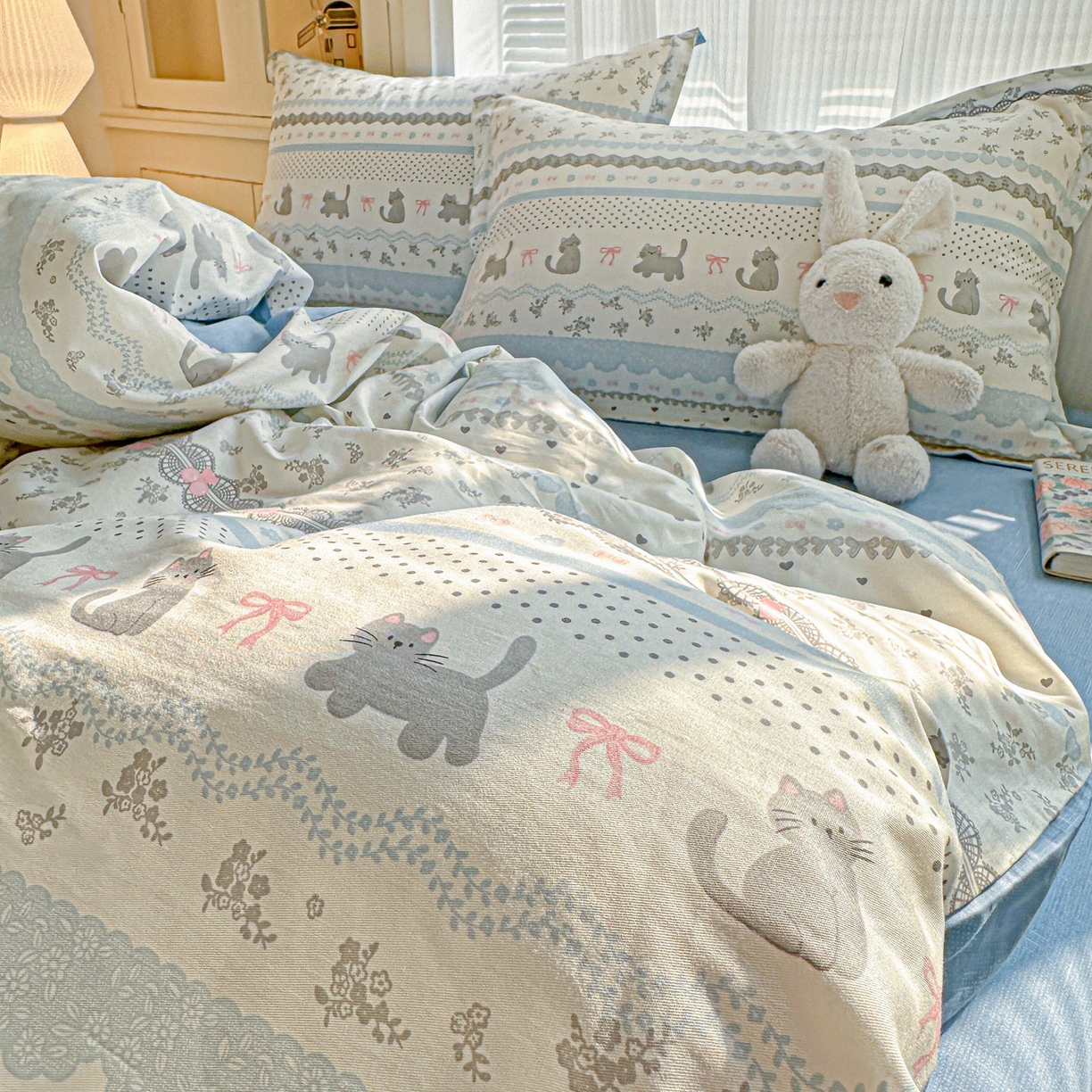 91家纺网 家纺一手货源 找家纺 春雨家居 2026新款全棉印花ins减龄可爱小清新单被套 小猫时光-兰