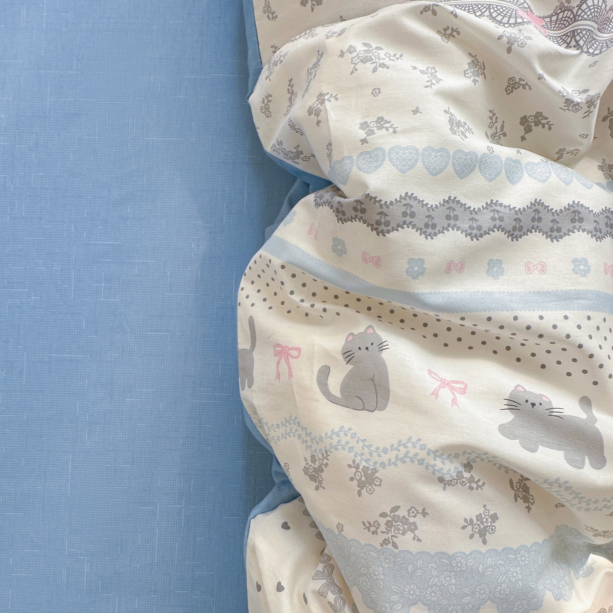 91家纺网 家纺一手货源 找家纺 春雨家居 2026新款全棉印花ins减龄可爱小清新单被套 小猫时光-兰