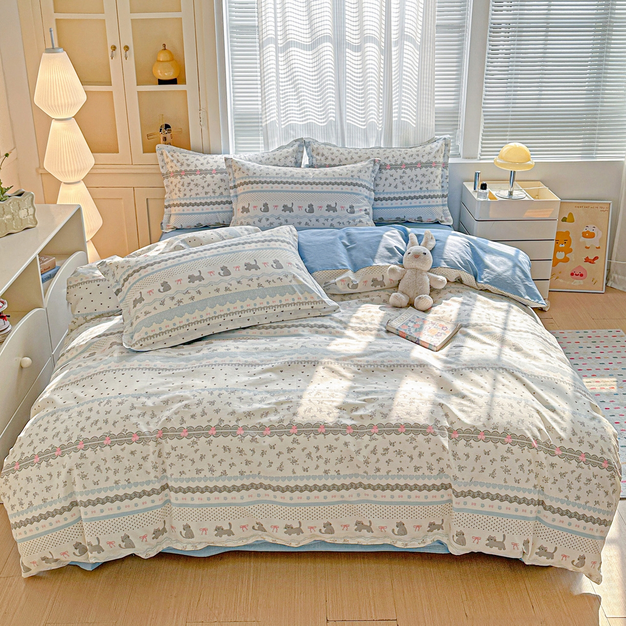 91家纺网 家纺一手货源 找家纺 春雨家居 2026新款全棉印花ins减龄可爱小清新单被套 小猫时光-兰