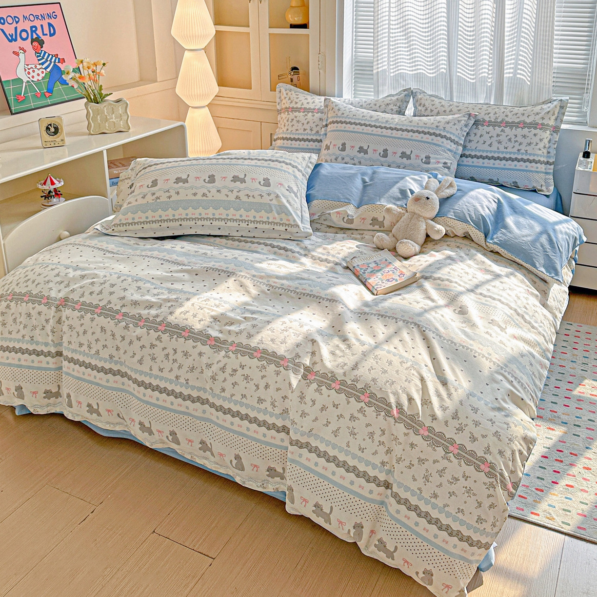 91家纺网 家纺一手货源 找家纺 春雨家居 2026新款全棉印花ins减龄可爱小清新单被套 小猫时光-兰