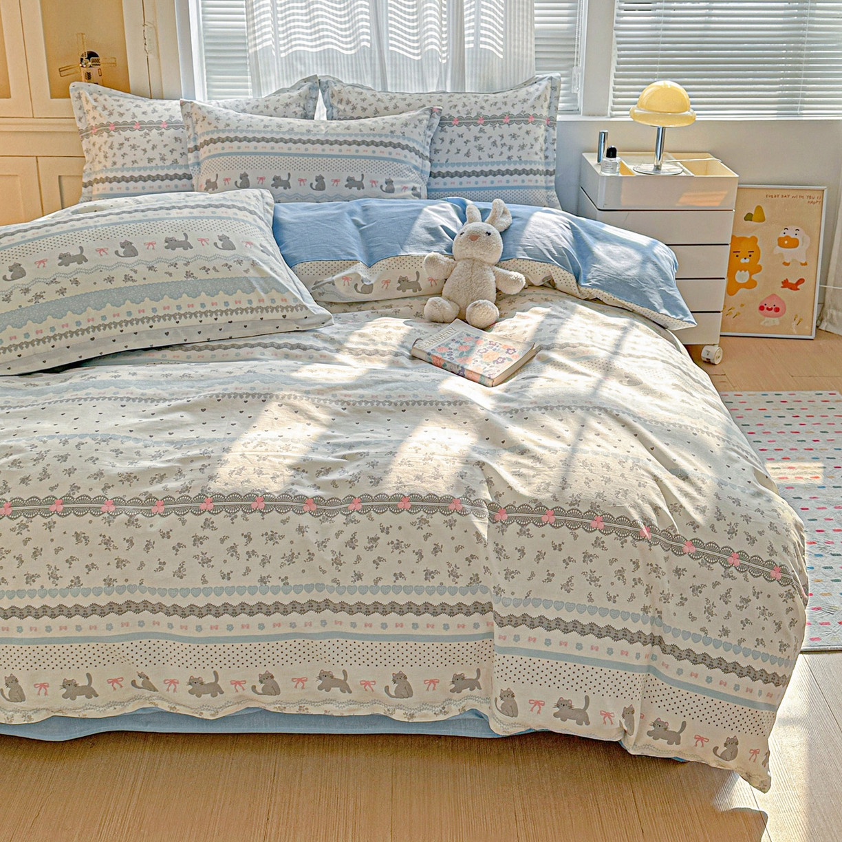 91家纺网 家纺一手货源 找家纺 春雨家居 2026新款全棉印花ins减龄可爱小清新单被套 小猫时光-兰