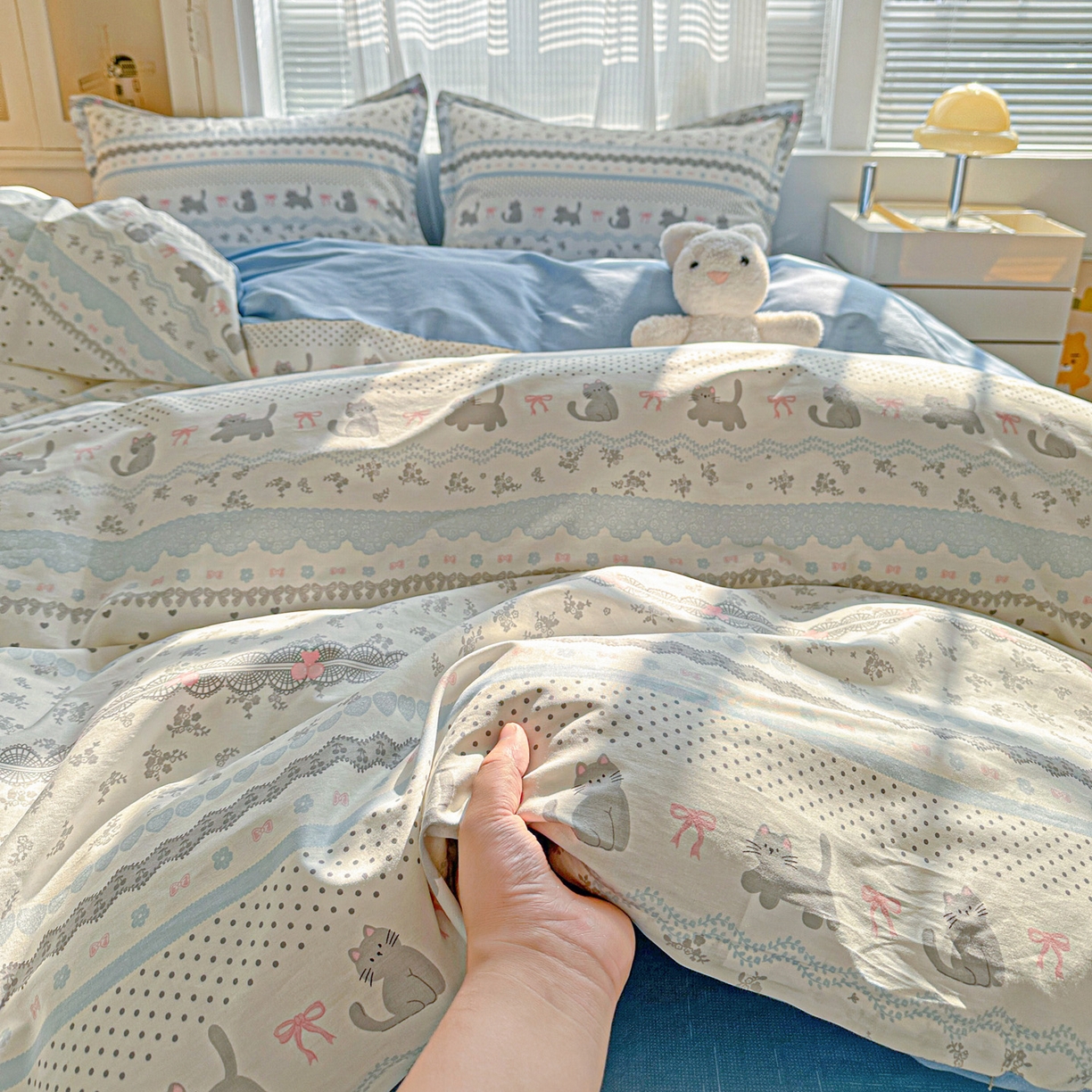 91家纺网 家纺一手货源 找家纺 春雨家居 2026新款全棉纯棉花ins减龄可爱小清新四件套 小猫时光-兰