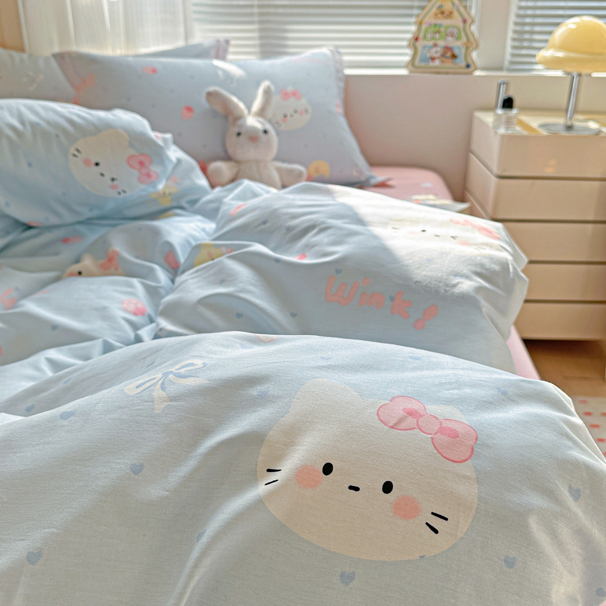 91家纺网 家纺一手货源 找家纺 春雨家居 2026新款全棉纯棉花ins减龄可爱小清新四件套 奶油凯蒂-兰