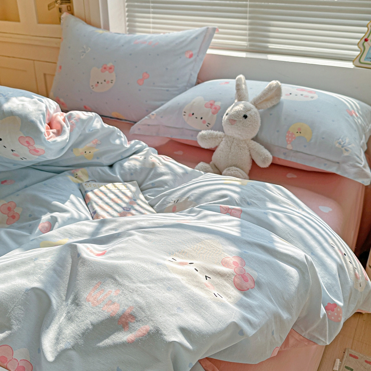 91家纺网 家纺一手货源 找家纺 春雨家居 2026新款全棉纯棉花ins减龄可爱小清新四件套 奶油凯蒂-兰