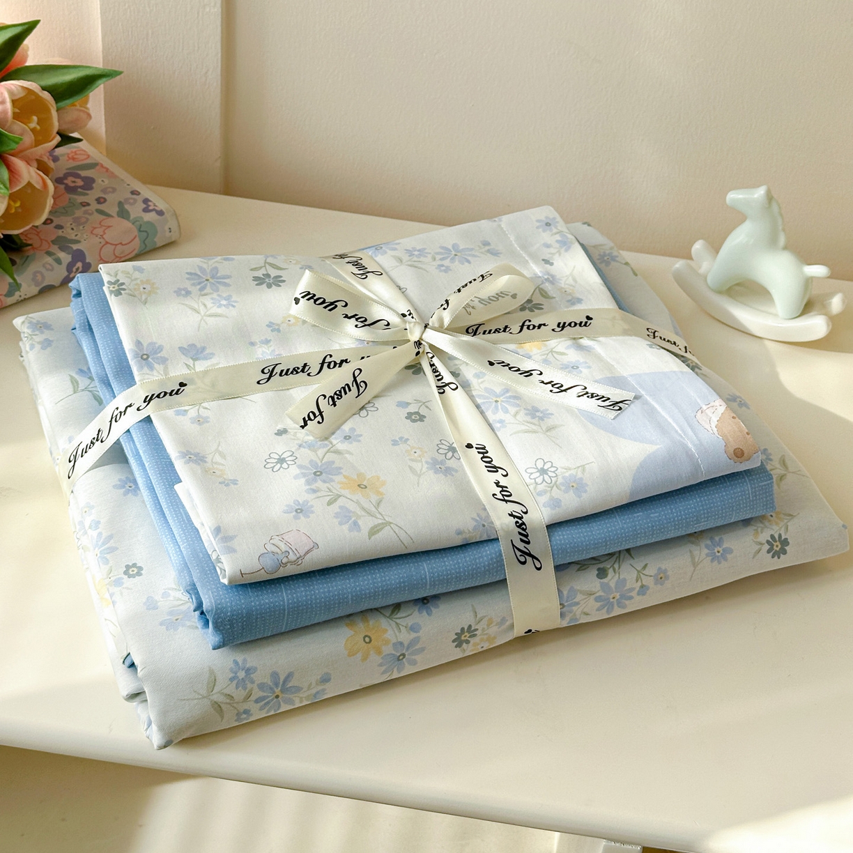 91家纺网 家纺一手货源 找家纺 春雨家居 2026新款全棉纯棉花ins减龄可爱小清新四件套 旧书折痕-蓝