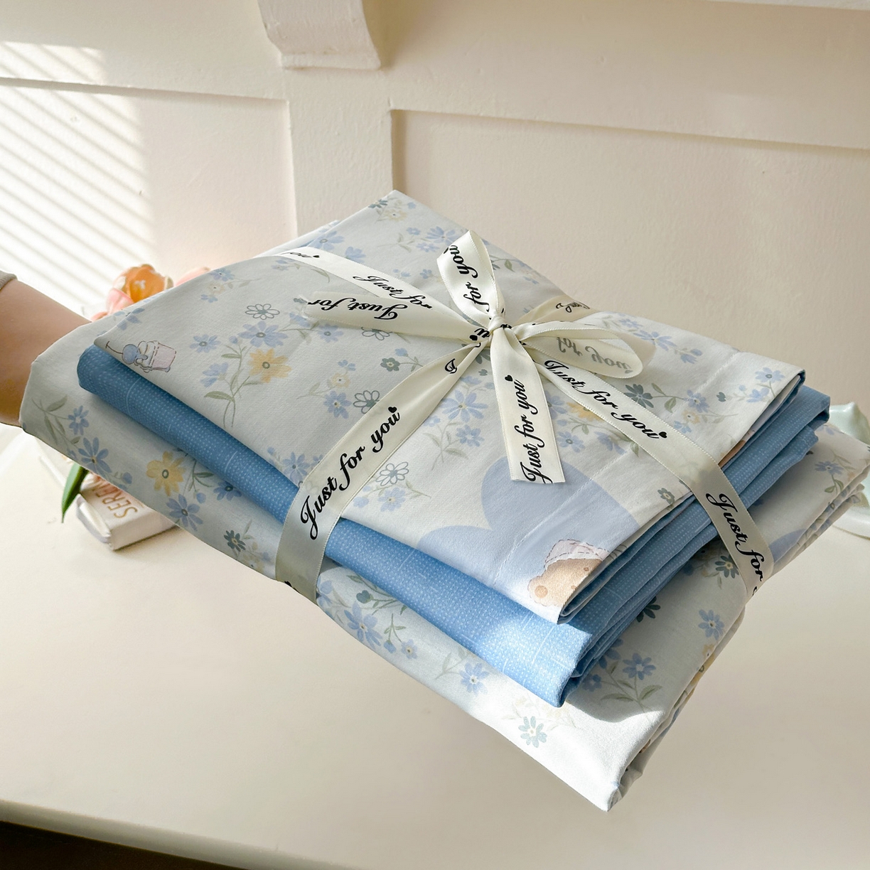 91家纺网 家纺一手货源 找家纺 春雨家居 2026新款全棉纯棉花ins减龄可爱小清新四件套 旧书折痕-蓝