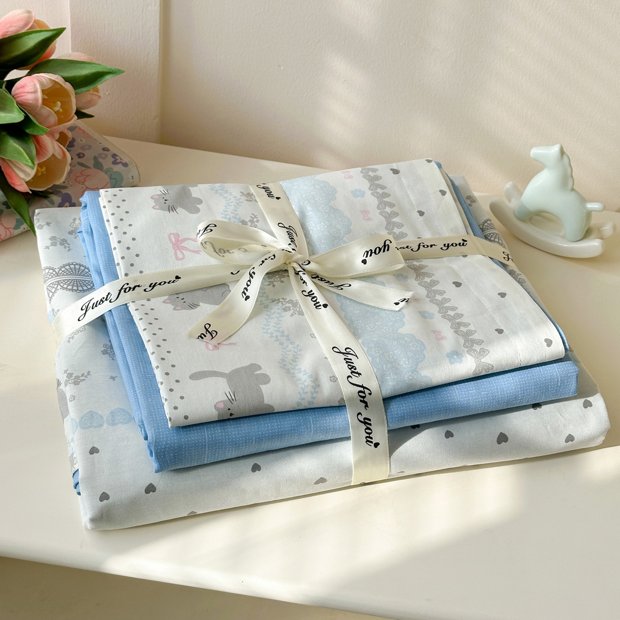 91家纺网 家纺一手货源 找家纺 春雨家居 2026新款全棉纯棉花ins减龄可爱小清新四件套 小猫时光-兰