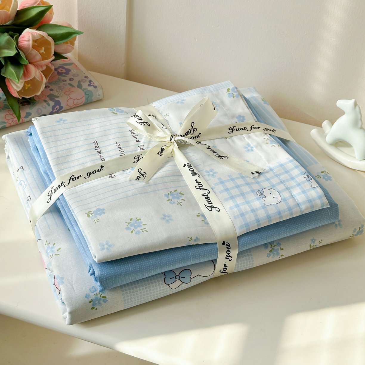 91家纺网 家纺一手货源 找家纺 春雨家居 2026新款全棉纯棉花ins减龄可爱小清新四件套 蓝拼KT-兰