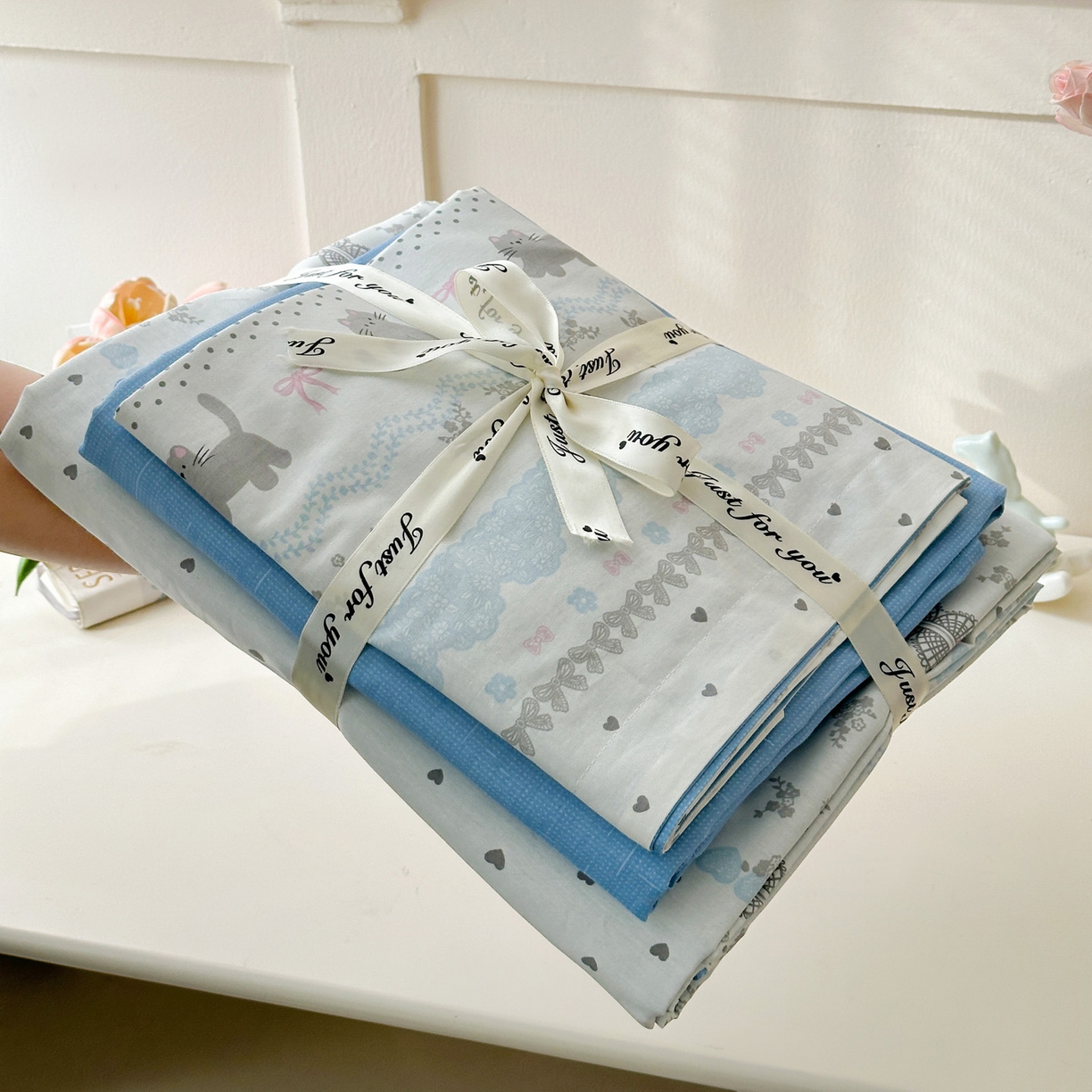 91家纺网 家纺一手货源 找家纺 春雨家居 2026新款全棉纯棉花ins减龄可爱小清新四件套 小猫时光-兰