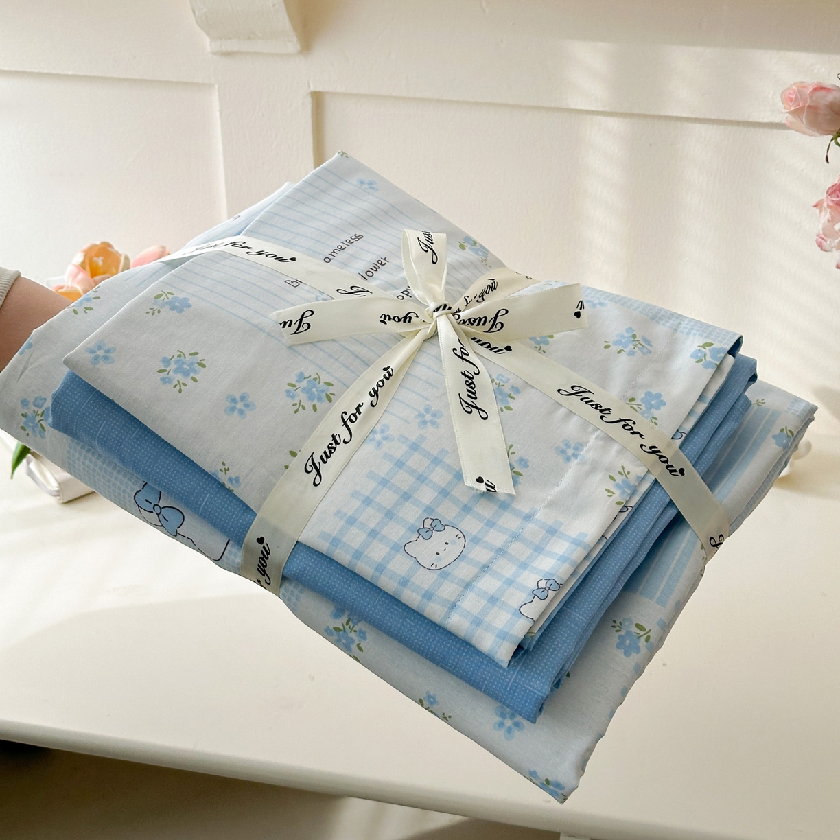 91家纺网 家纺一手货源 找家纺 春雨家居 2026新款全棉纯棉花ins减龄可爱小清新四件套 蓝拼KT-兰