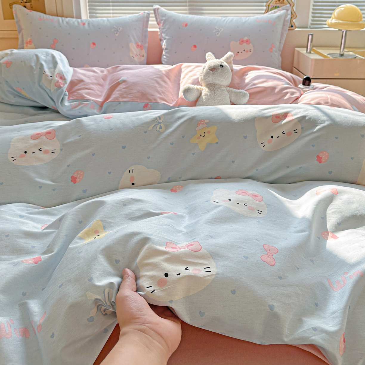 91家纺网 家纺一手货源 找家纺 春雨家居 2026新款全棉纯棉花ins减龄可爱小清新四件套 奶油凯蒂-兰