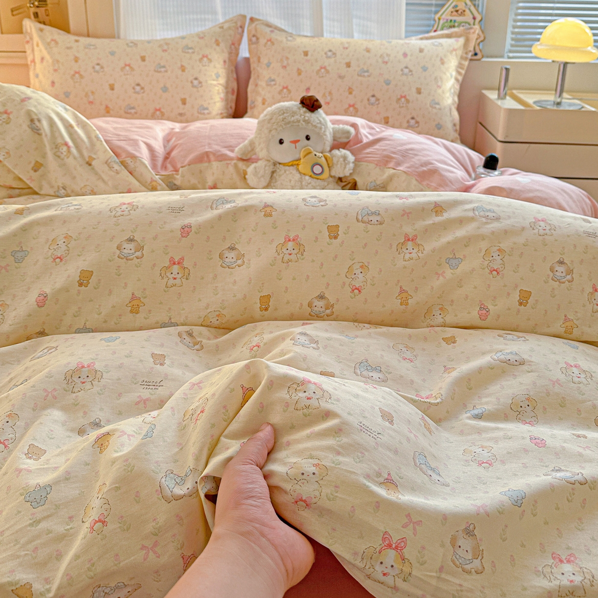 91家纺网 家纺一手货源 找家纺 春雨家居 2026新款全棉纯棉花ins减龄可爱小清新四件套 萌趣汪汪