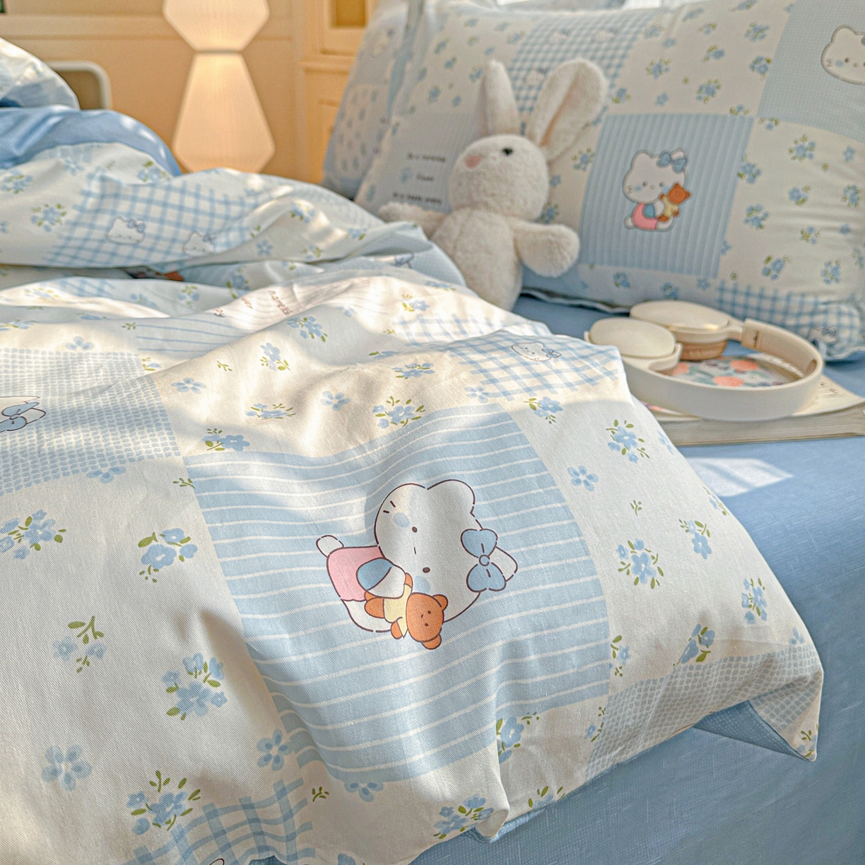 91家纺网 家纺一手货源 找家纺 春雨家居 2026新款全棉纯棉花ins减龄可爱小清新四件套 蓝拼KT-兰