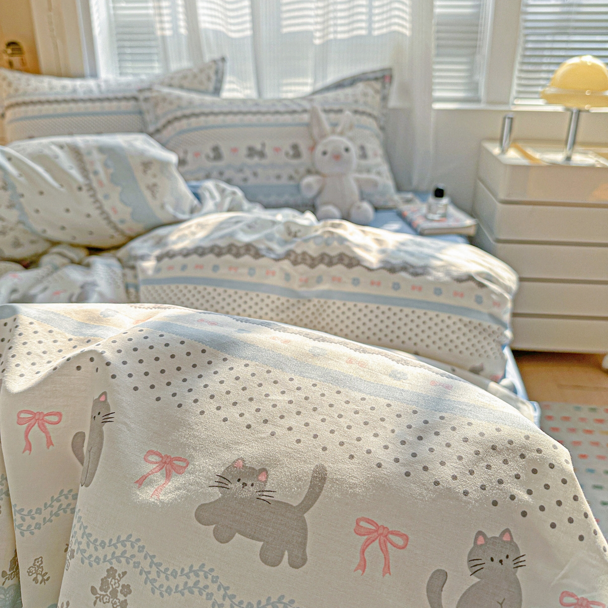 91家纺网 家纺一手货源 找家纺 春雨家居 2026新款全棉纯棉花ins减龄可爱小清新四件套 小猫时光-兰