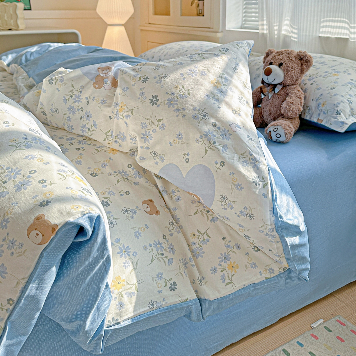 91家纺网 家纺一手货源 找家纺 春雨家居 2026新款全棉纯棉花ins减龄可爱小清新四件套 旧书折痕-蓝