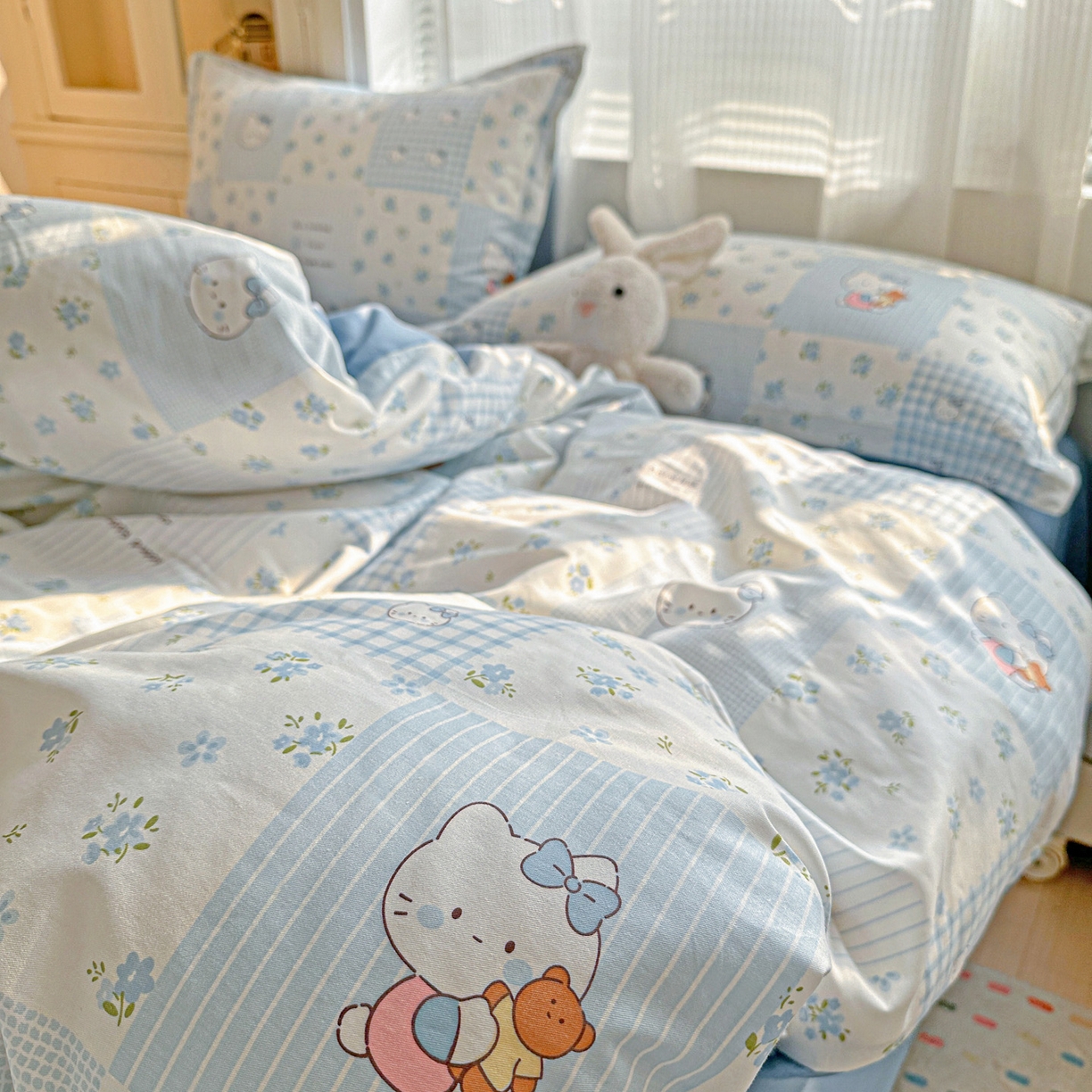 91家纺网 家纺一手货源 找家纺 春雨家居 2026新款全棉纯棉花ins减龄可爱小清新四件套 蓝拼KT-兰