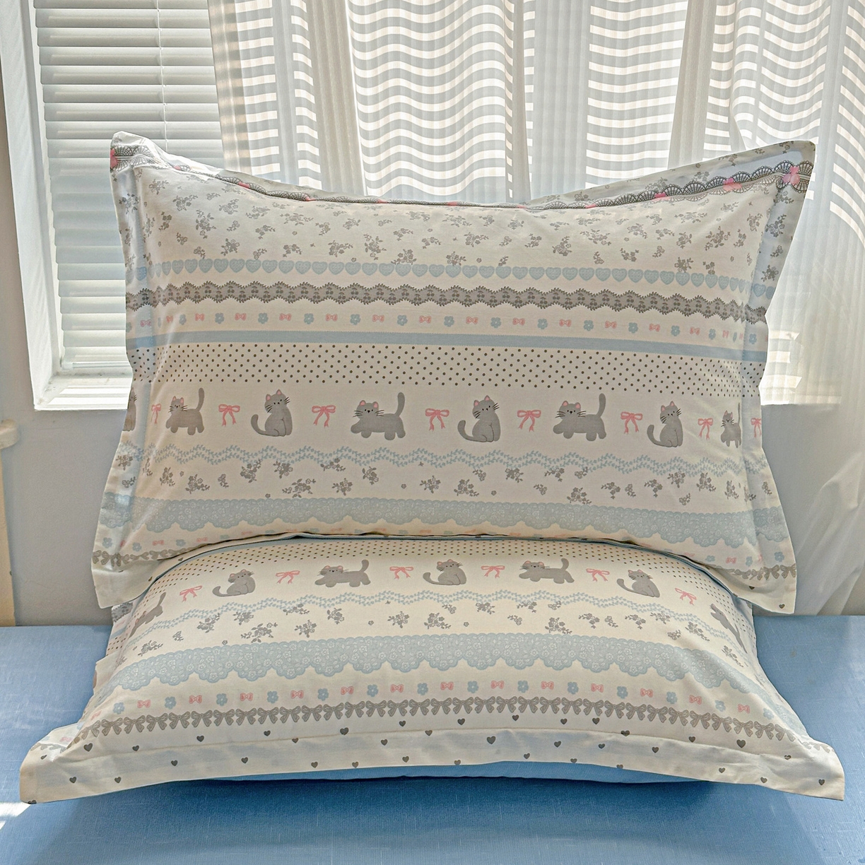 91家纺网 家纺一手货源 找家纺 春雨家居 2026新款全棉纯棉花ins减龄可爱小清新四件套 小猫时光-兰