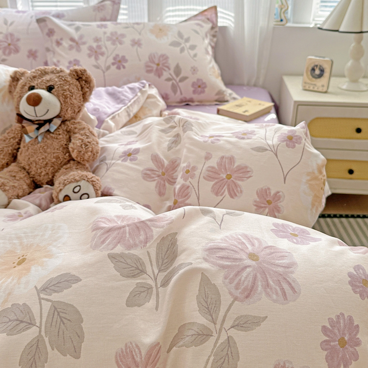 91家纺网 家纺一手货源 找家纺 春雨家居 2026新款全棉纯棉花ins减龄可爱小清新四件套 秋日确幸-豆沙