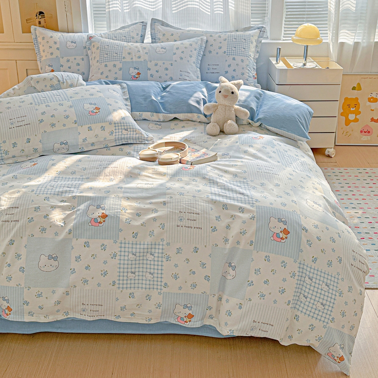 91家纺网 家纺一手货源 找家纺 春雨家居 2026新款全棉纯棉花ins减龄可爱小清新四件套 蓝拼KT-兰