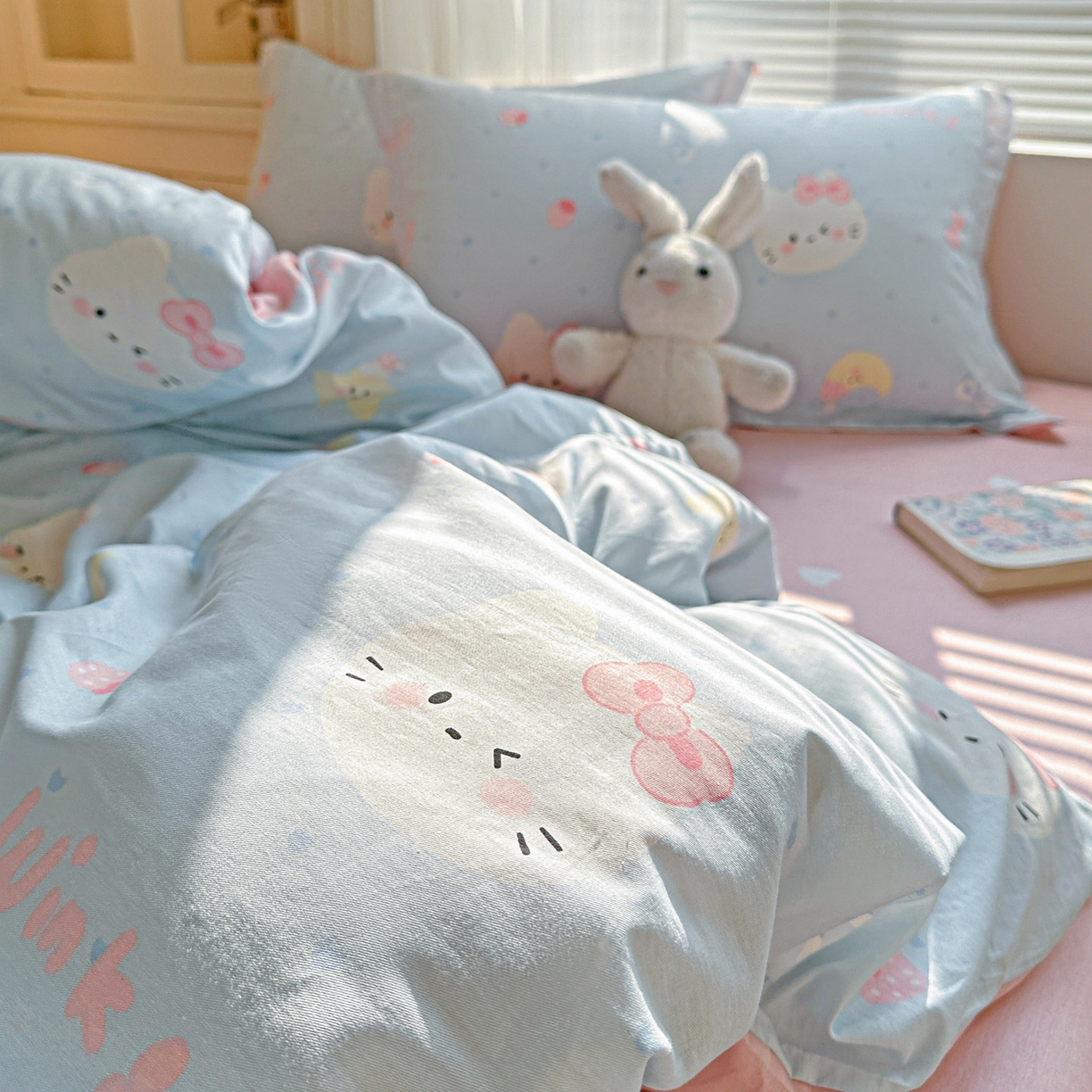 91家纺网 家纺一手货源 找家纺 春雨家居 2026新款全棉纯棉花ins减龄可爱小清新四件套 奶油凯蒂-兰