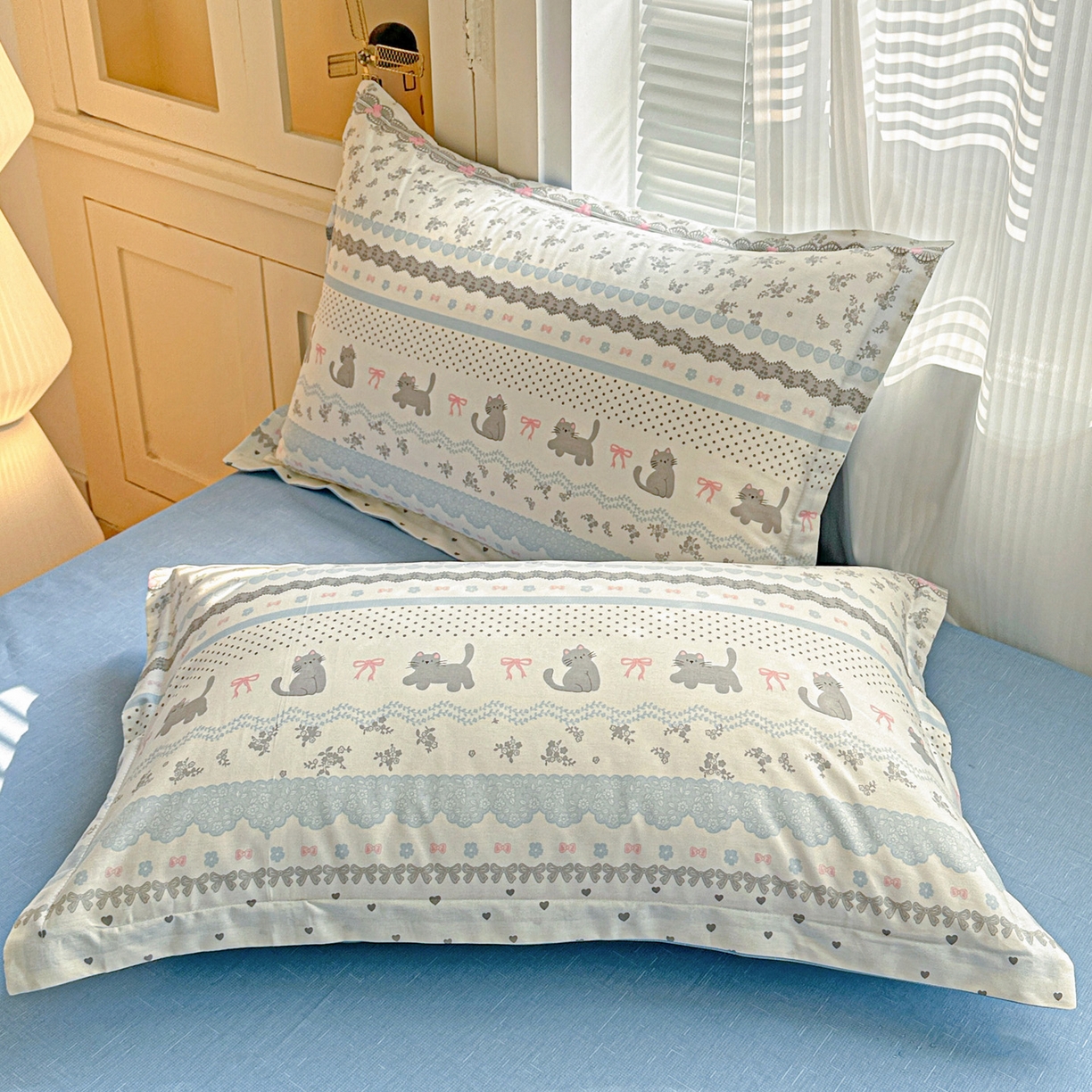 91家纺网 家纺一手货源 找家纺 春雨家居 2026新款全棉纯棉花ins减龄可爱小清新四件套 小猫时光-兰