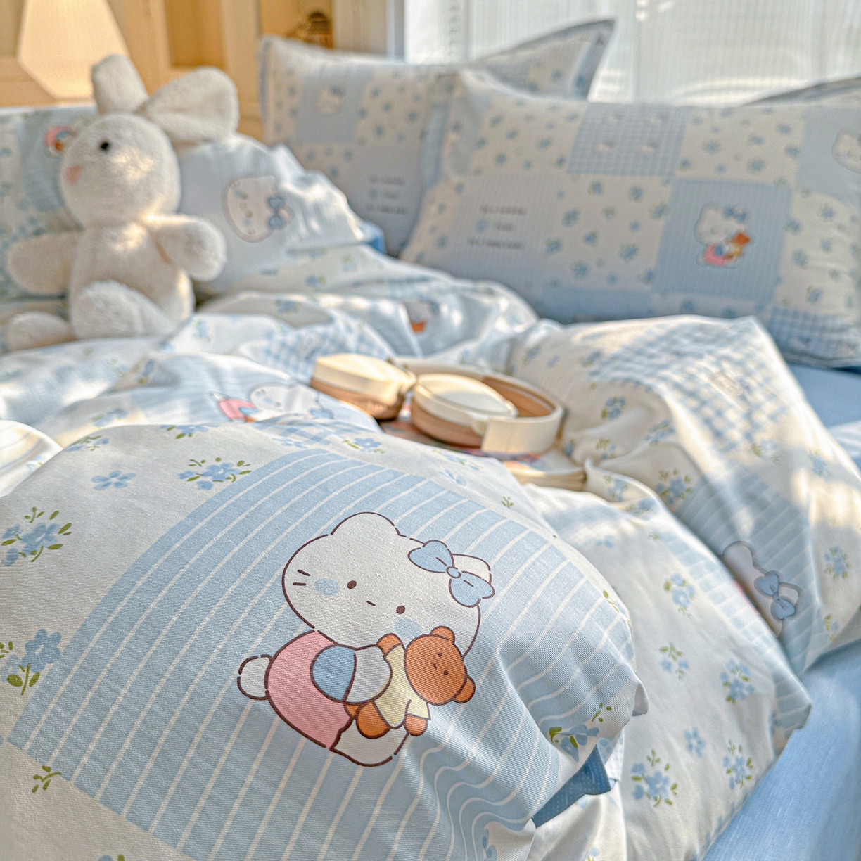 91家纺网 家纺一手货源 找家纺 春雨家居 2026新款全棉纯棉花ins减龄可爱小清新四件套 蓝拼KT-兰