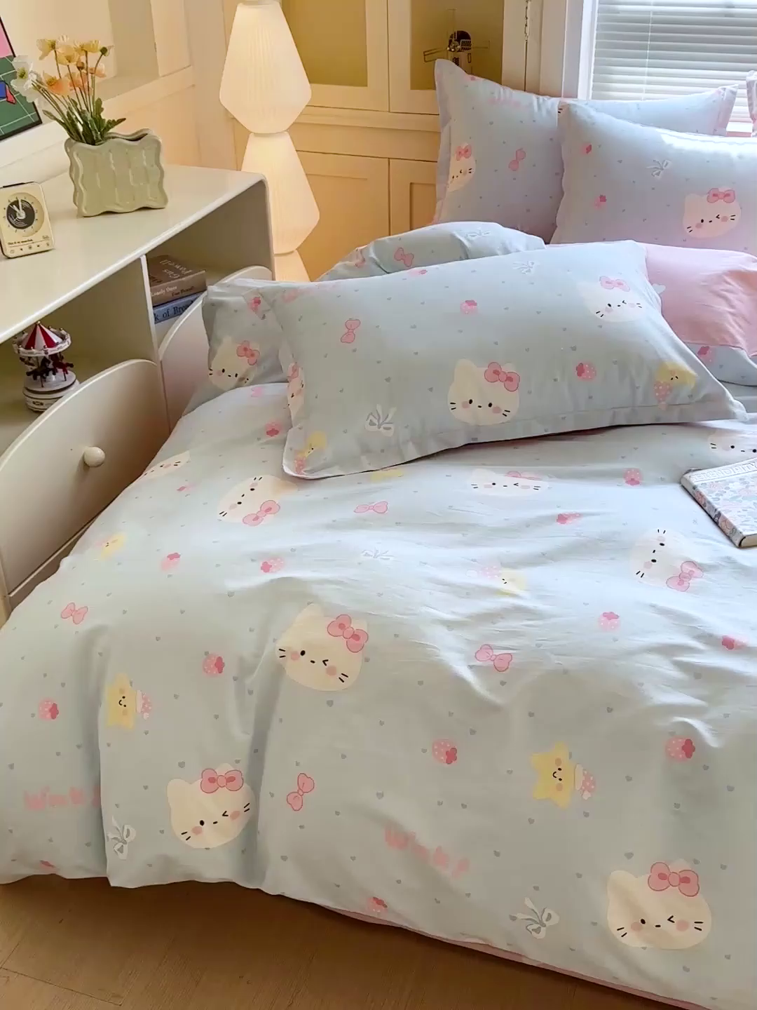 91家纺网 家纺一手货源 找家纺 春雨家居 2026新款全棉纯棉花ins减龄可爱小清新四件套 奶油凯蒂-兰
