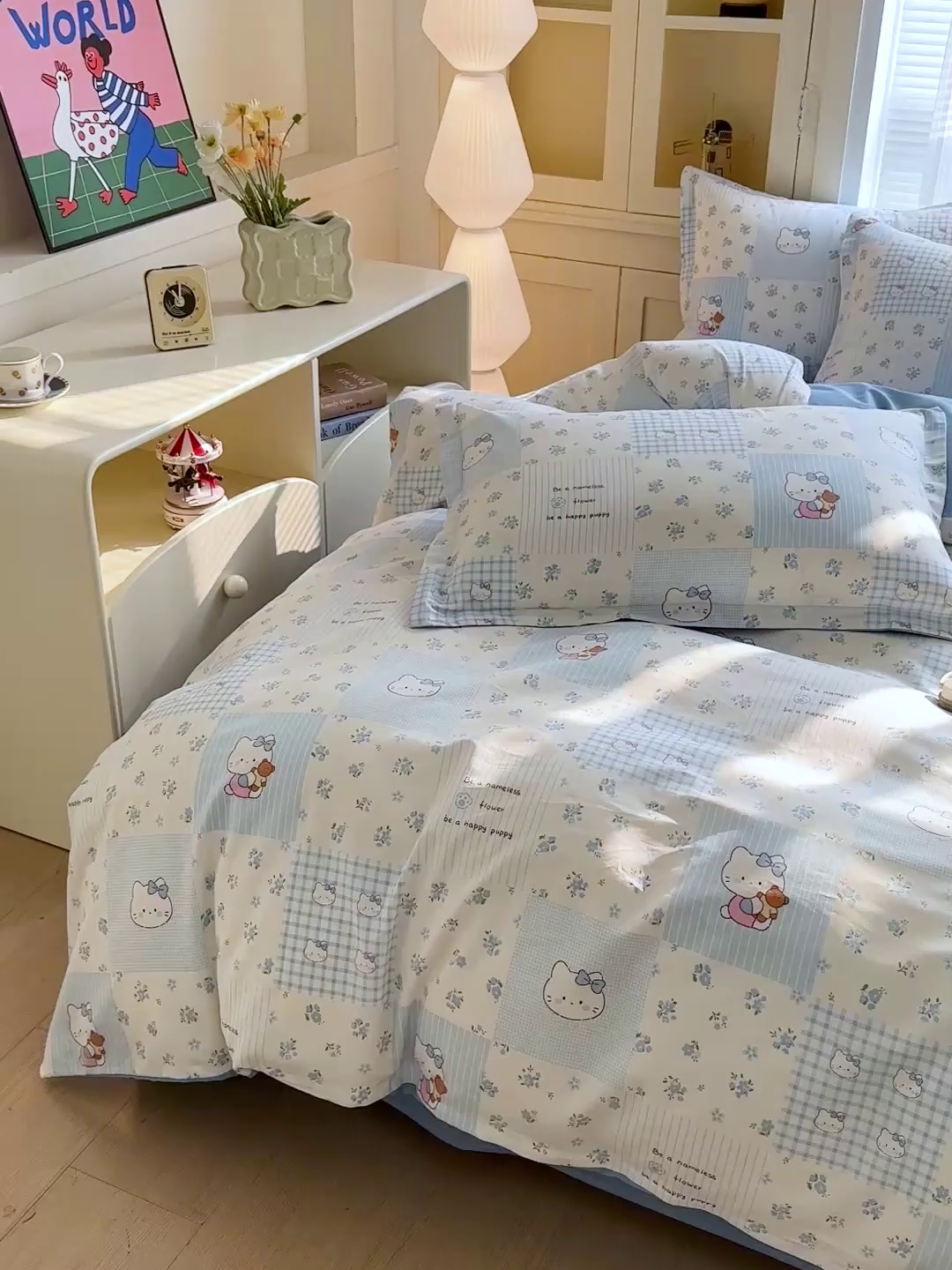91家纺网 家纺一手货源 找家纺 春雨家居 2026新款全棉纯棉花ins减龄可爱小清新四件套 蓝拼KT-兰