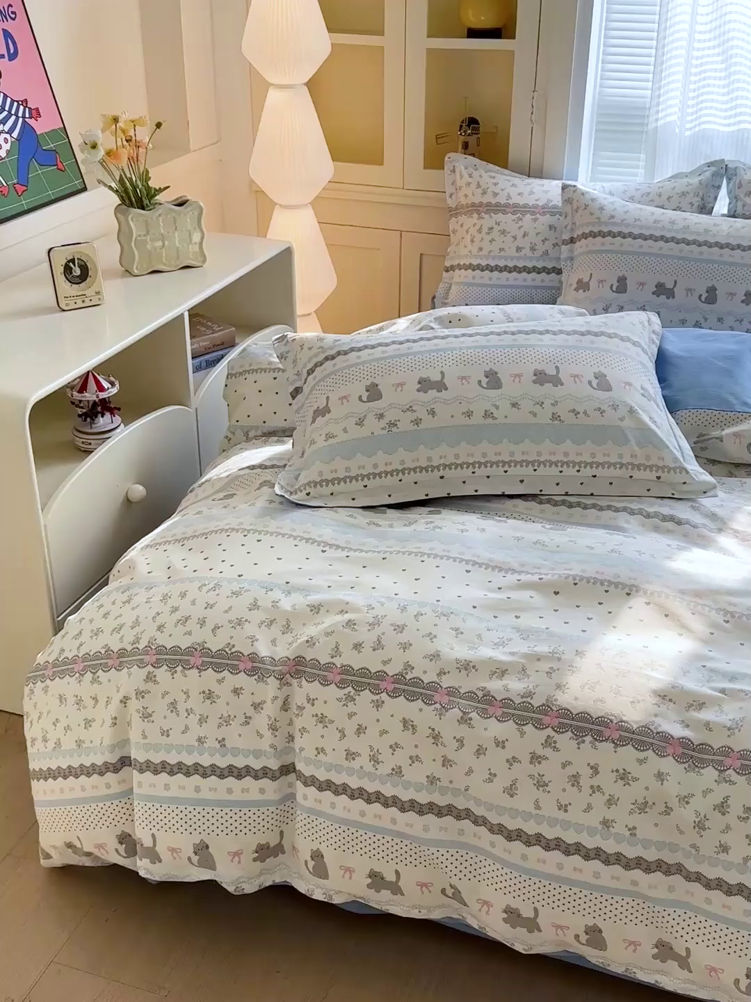 91家纺网 家纺一手货源 找家纺 春雨家居 2026新款全棉纯棉花ins减龄可爱小清新四件套 小猫时光-兰