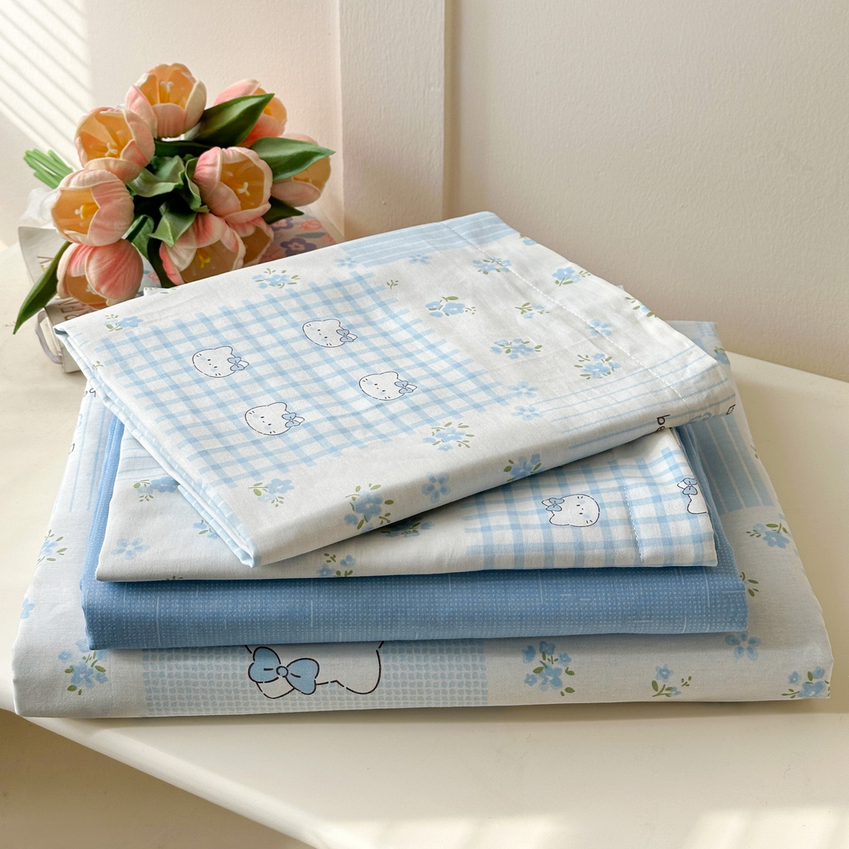 91家纺网 家纺一手货源 找家纺 春雨家居 2026新款全棉纯棉花ins减龄可爱小清新四件套 蓝拼KT-兰