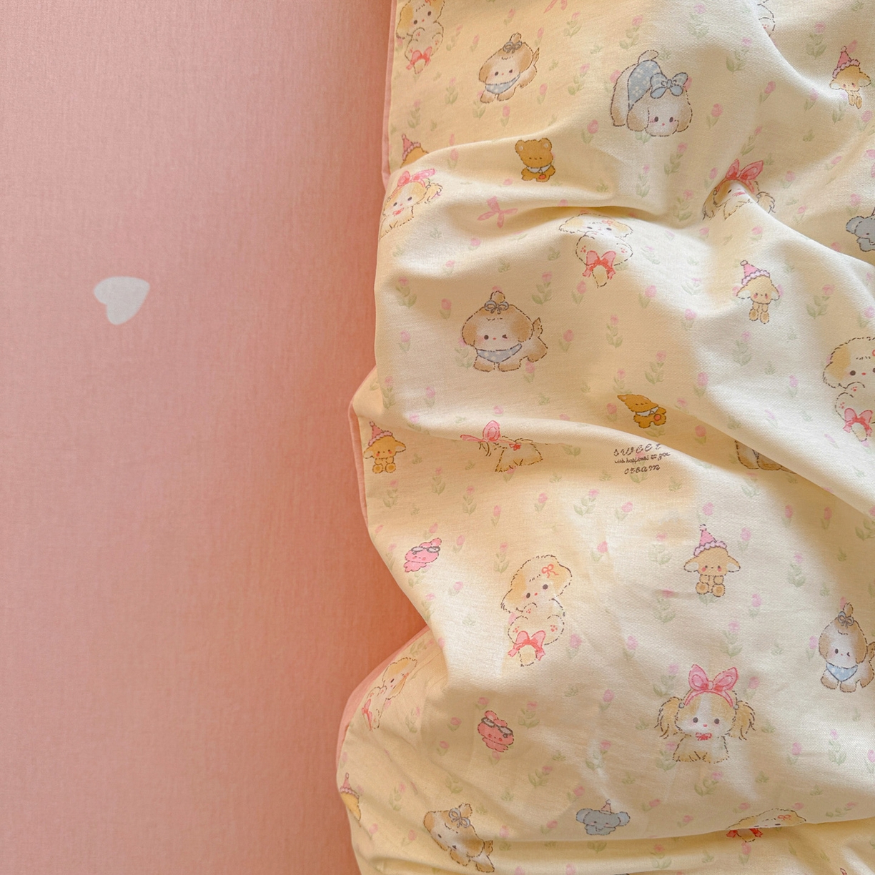 91家纺网 家纺一手货源 找家纺 春雨家居 2026新款全棉纯棉花ins减龄可爱小清新四件套 萌趣汪汪