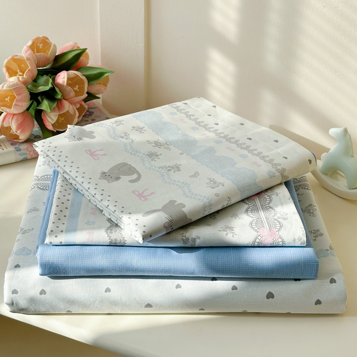 91家纺网 家纺一手货源 找家纺 春雨家居 2026新款全棉纯棉花ins减龄可爱小清新四件套 小猫时光-兰