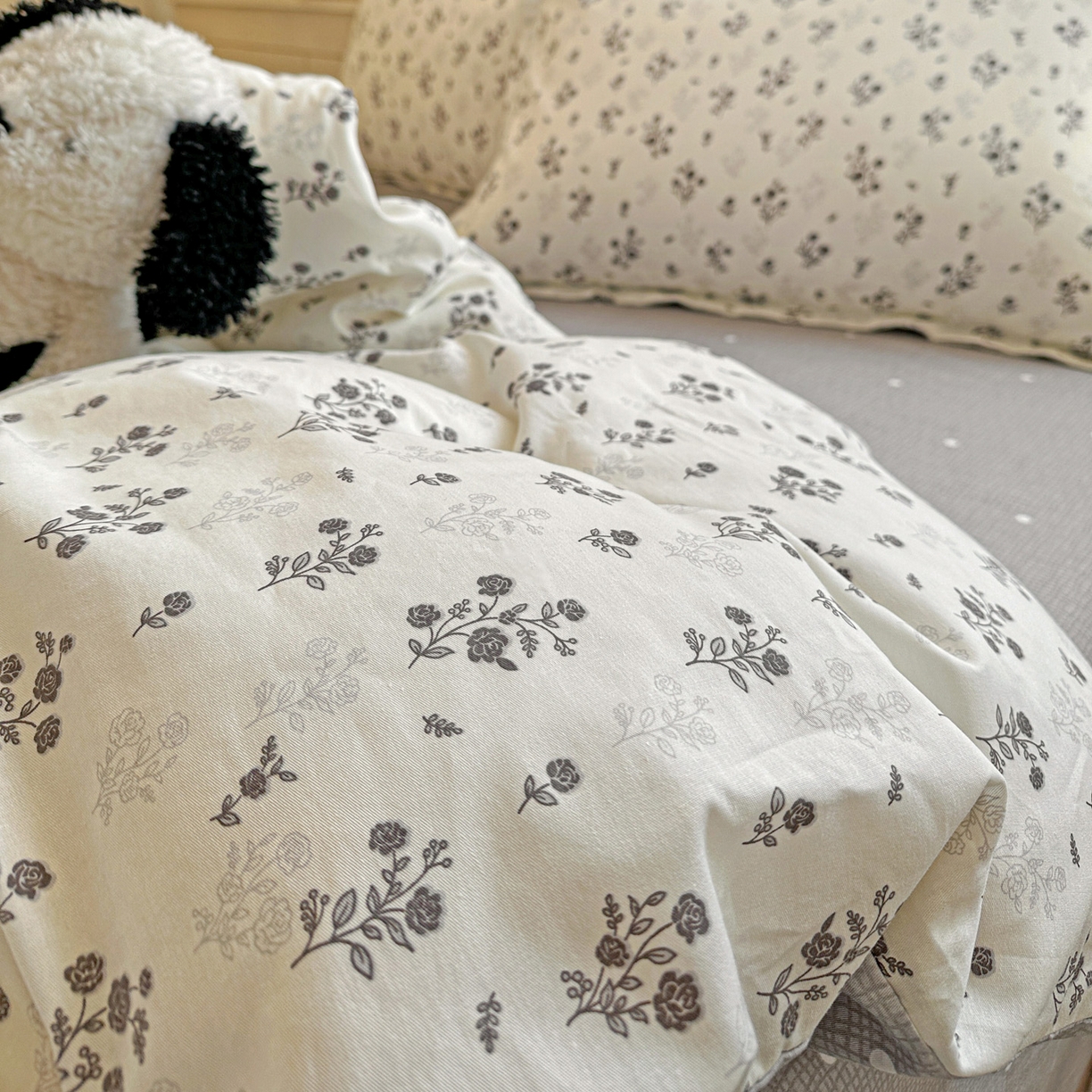 91家纺网 家纺一手货源 找家纺 春雨家居 2026新款全棉纯棉花ins减龄可爱小清新四件套 清秋夜曲