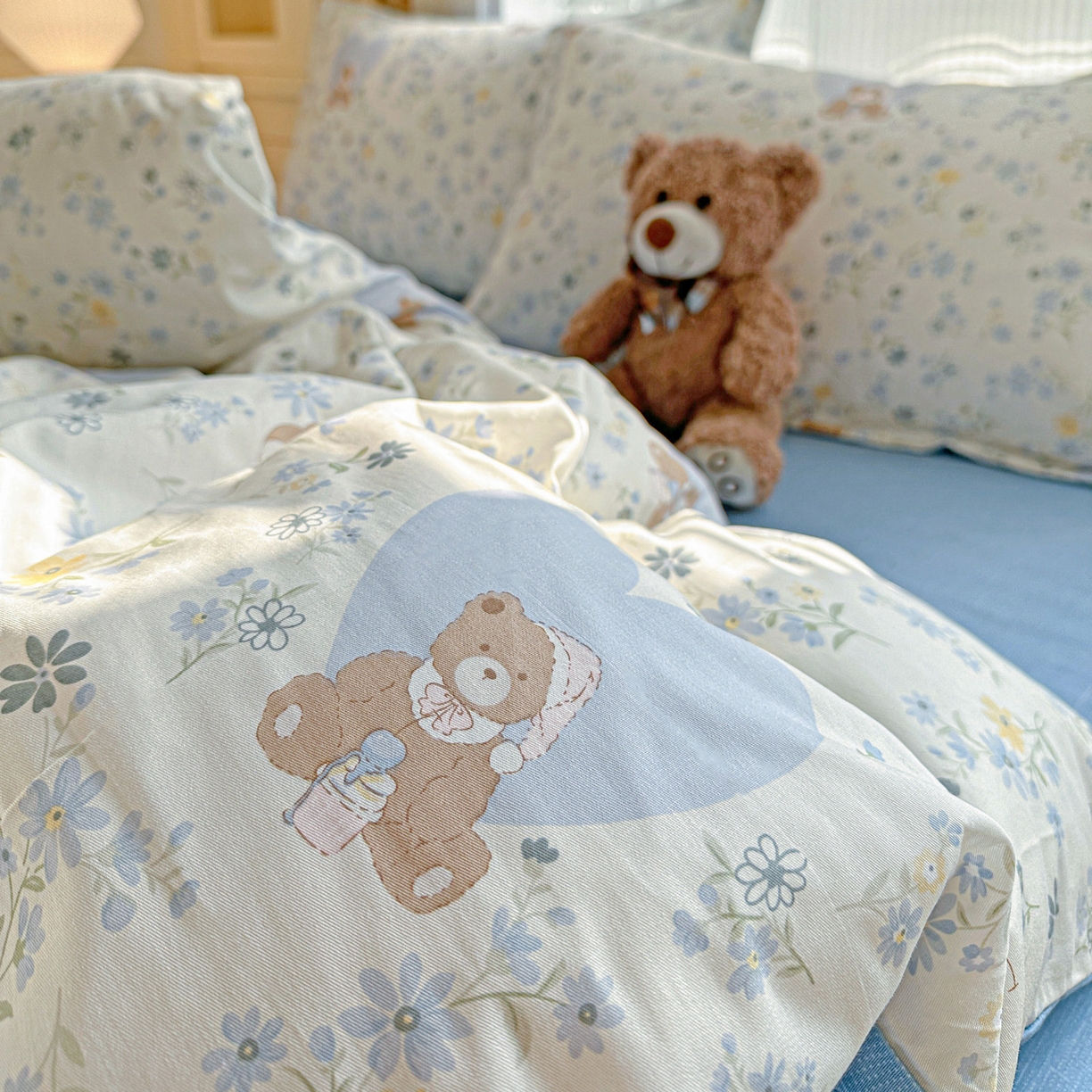 91家纺网 家纺一手货源 找家纺 春雨家居 2026新款全棉纯棉花ins减龄可爱小清新四件套 旧书折痕-蓝