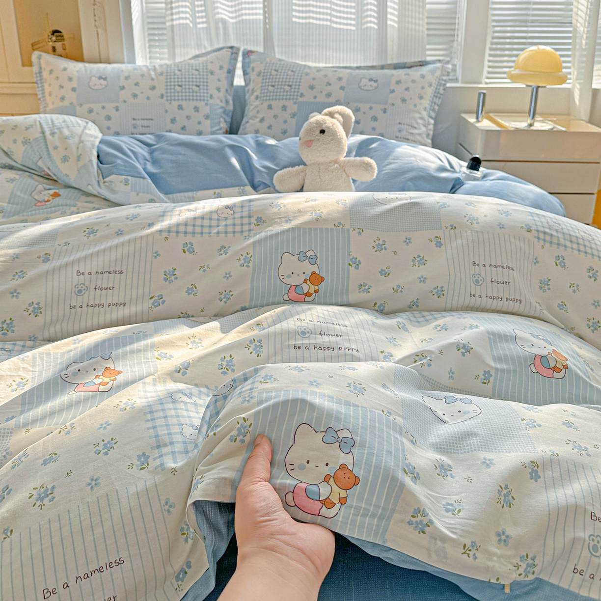 91家纺网 家纺一手货源 找家纺 春雨家居 2026新款全棉纯棉花ins减龄可爱小清新四件套 蓝拼KT-兰