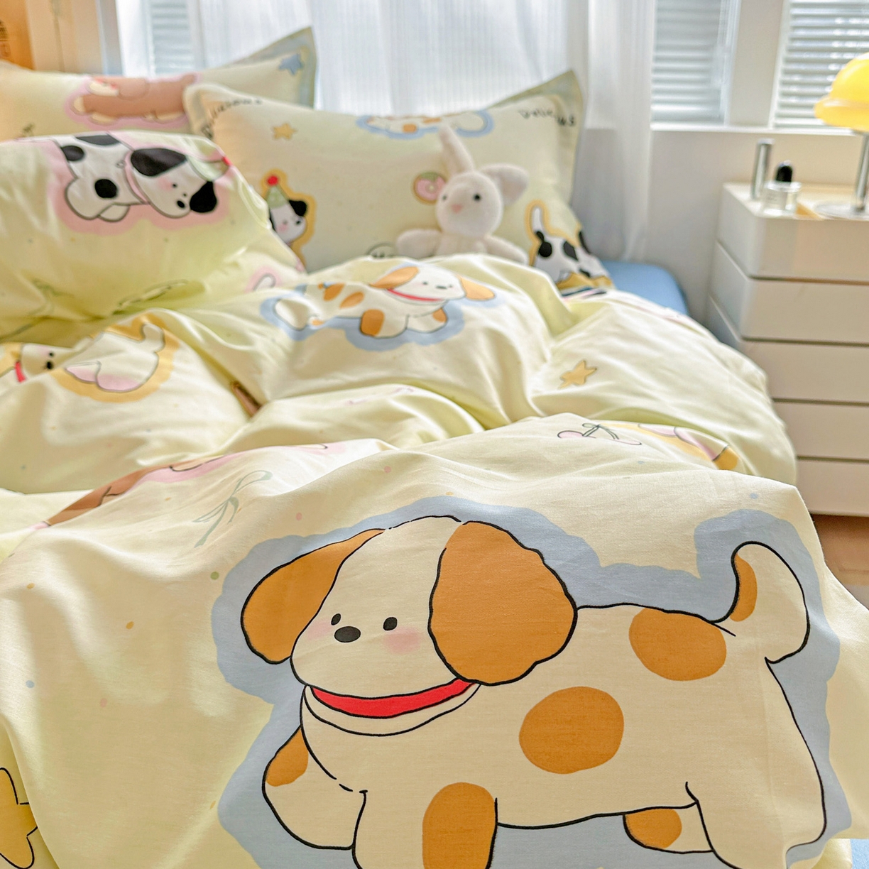 91家纺网 家纺一手货源 找家纺 春雨家居 2026新款全棉纯棉花ins减龄可爱小清新四件套 奶油羞羞狗